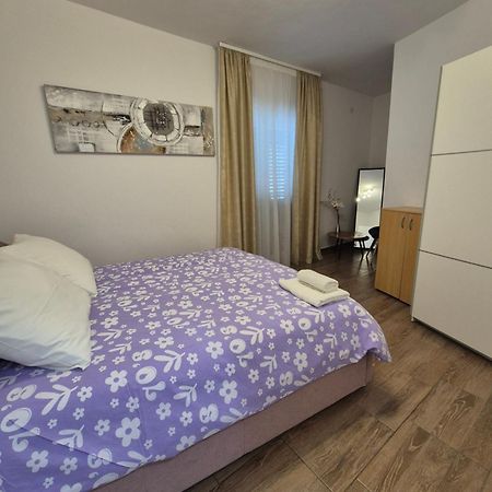 Apartman Smoljic 4+2 Primošten Kültér fotó